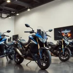 Showroom présentant les derniers modèles de motos Motopaco avec équipements et accessoires.